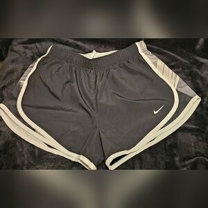 Womens nike shorts size medium